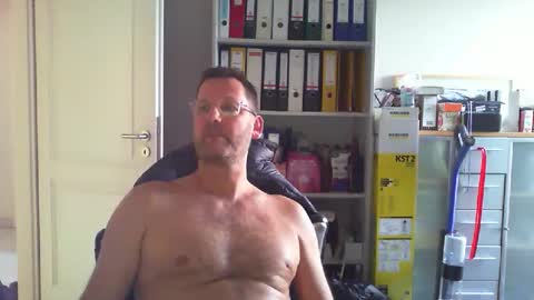 Snapshot of macfly67 chatting on April 2026 05:29:01 PM macfly67 online show from April 2026 05:29:01 PM
