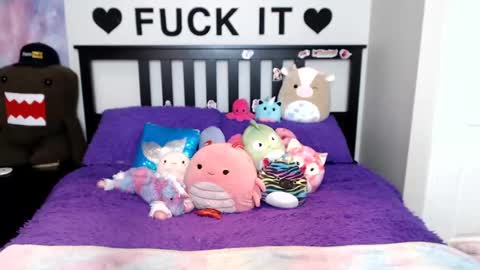 Mackenzie Wolfe online show from September 2025 05:11:01 AM