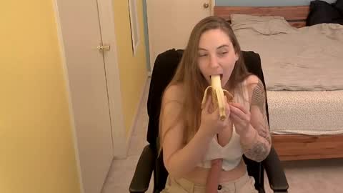 Snapshot of madam_edgewood chatting on May 2026 09:42:02 PM Madam Edgewood online show from May 2026 09:42:02 PM