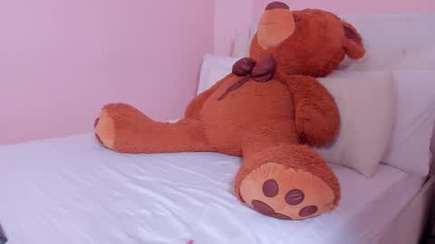 Mae Lyra online show from November 2025 09:37:01 PM