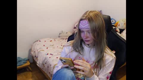 Snapshot of maggieswaggy chatting on December 2024 07:04:02 PM Magdalene Swaggy online show from December 2024 07:04:02 PM