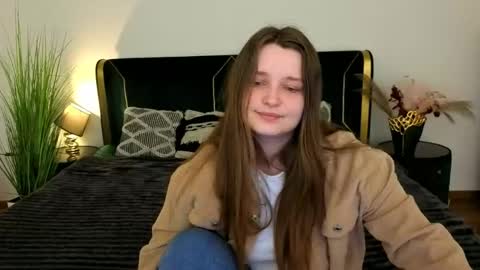 Snapshot of magicpeachhs chatting on May 2026 06:08:02 AM Emily online show from May 2026 06:08:02 AM