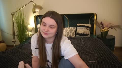 Snapshot of magicpeachhs chatting on May 2026 06:33:01 AM Emily online show from May 2026 06:33:01 AM