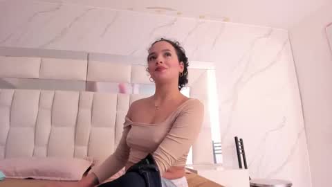 Maia  online show from December 2025 01:40:01 PM