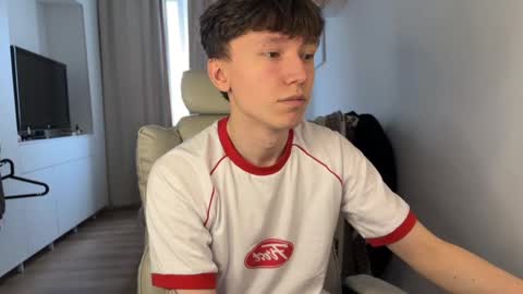 Snapshot of malcolm_yang chatting on October 2025 12:35:01 PM Tom and Mark 3 online show from October 2025 12:35:01 PM