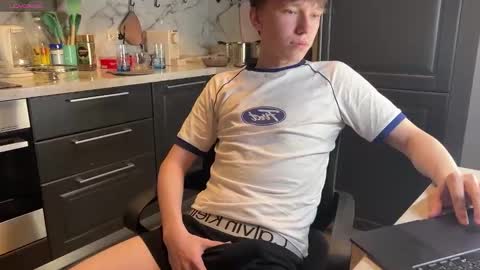 Snapshot of malcolm_yang chatting on October 2025 06:17:02 PM Tom and Mark 3 online show from October 2025 06:17:02 PM