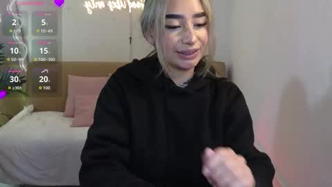 Snapshot of malory_tay chatting on November 2025 11:43:01 AM Malory online show from November 2025 11:43:01 AM