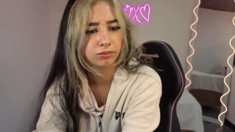 Snapshot of malory_tay chatting on November 2025 11:31:02 AM Malory online show from November 2025 11:31:02 AM