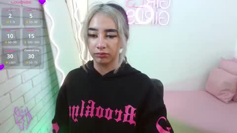 Snapshot of malory_tay chatting on November 2025 11:38:02 AM Malory online show from November 2025 11:38:02 AM