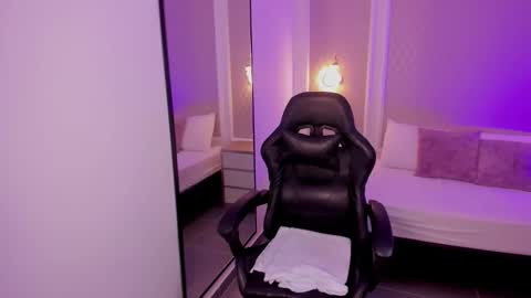 M A L U online show from December 2025 02:29:02 AM