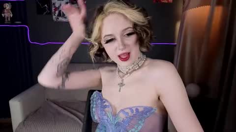 Luna online show from April 2026 11:07:02 PM