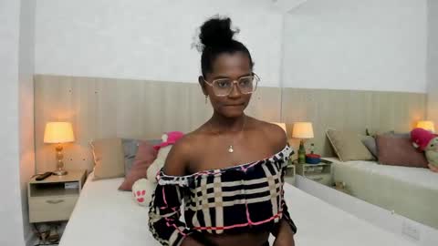 Mara Sinclair online show from June 2026 07:17:02 PM