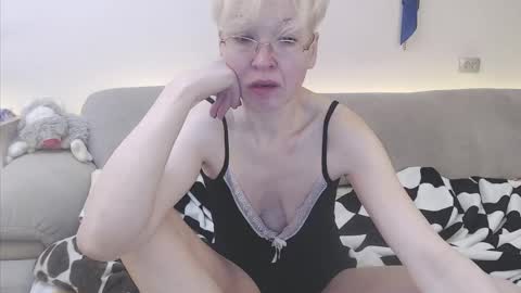 Snapshot of maria_lisica chatting on April 2026 06:05:01 AM Mari online show from April 2026 06:05:01 AM