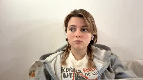 Esma online show from December 2025 12:03:02 PM