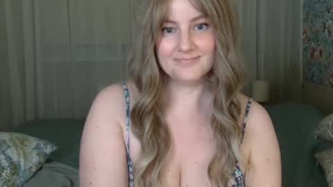Snapshot of mathilde_solveig chatting on December 2024 06:38:01 PM mathilde_solveig online show from December 2024 06:38:01 PM