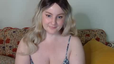 Snapshot of mathilde_solveig chatting on January 2025 08:42:01 PM mathilde_solveig online show from January 2025 08:42:01 PM