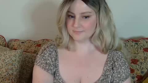 Snapshot of mathilde_solveig chatting on February 2025 07:49:01 PM mathilde_solveig online show from February 2025 07:49:01 PM