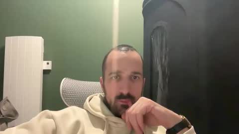 M online show from December 2025 01:23:02 AM