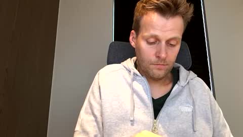 Max take off clothes online show from December 2025 01:09:02 PM