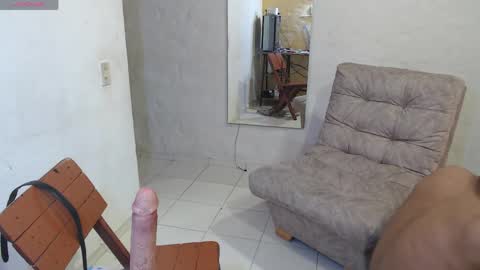 Snapshot of maxi_dick33 chatting on June 2026 05:52:01 PM maxi dick online show from June 2026 05:52:01 PM