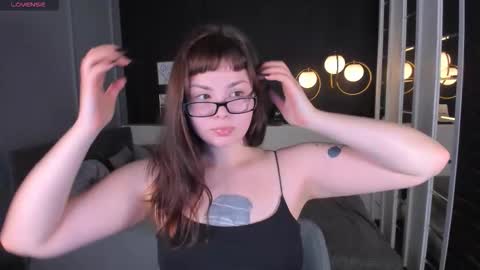 Woman online show from November 2025 03:19:02 PM