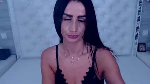 Medeea Bee online show from September 2025 05:08:01 AM