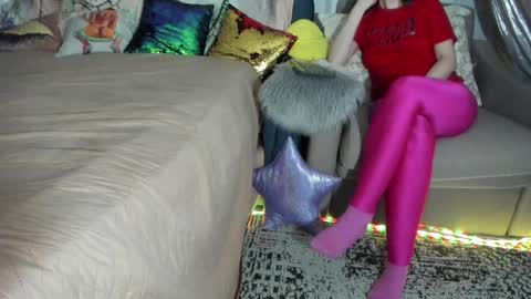 Snapshot of meganfox3325 chatting on March 2025 06:29:01 PM Nicki--------- Welcome to my Room online show from March 2025 06:29:01 PM