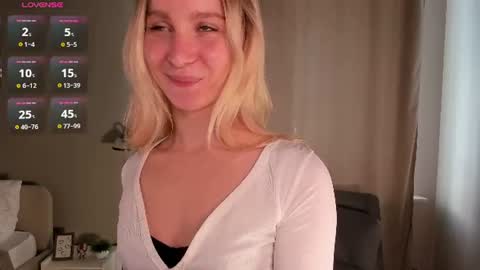 Snapshot of meganhenns chatting on June 2026 03:16:01 PM Elly online show from June 2026 03:16:01 PM