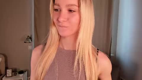 Snapshot of meganhenns chatting on June 2026 01:17:02 PM Elly online show from June 2026 01:17:02 PM