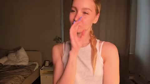 Snapshot of meganhenns chatting on July 2026 08:20:01 AM Elly online show from July 2026 08:20:01 AM