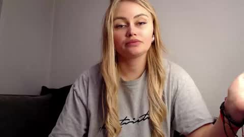 Snapshot of melani_a chatting on December 2024 07:27:02 PM Melania online show from December 2024 07:27:02 PM