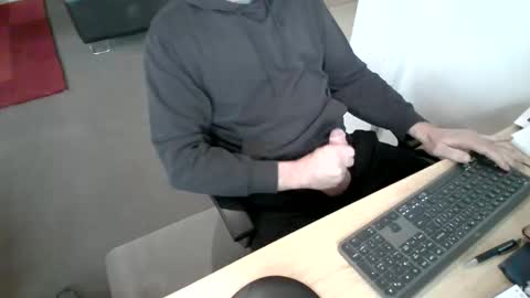 melbguy_075 online show from November 2025 02:35:01 AM