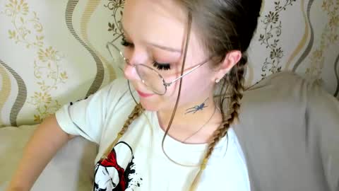 MelMooon online show from September 2025 08:20:02 PM