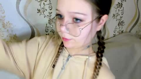 MelMooon online show from October 2025 02:25:01 PM