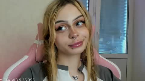 Snapshot of melonipinkbb chatting on April 2026 10:50:01 AM MELONI online show from April 2026 10:50:01 AM