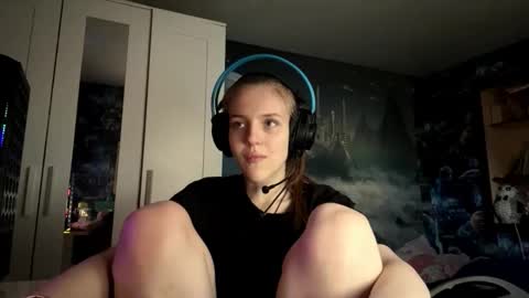 Hi Im Aria 18 years old online show from October 2025 12:13:02 PM