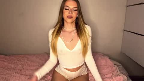 Snapshot of meridethvilca chatting on April 2026 05:43:01 PM Rina online show from April 2026 05:43:01 PM
