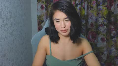 Mia online show from November 2025 07:13:02 PM