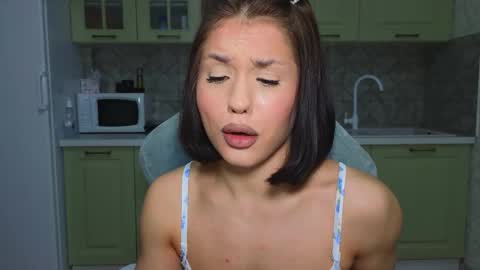 Mia online show from March 2026 07:20:02 PM