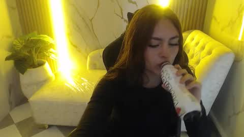 Mia  online show from October 2025 01:33:02 PM