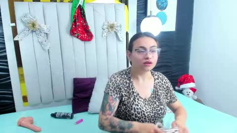 Snapshot of mia_and_lion chatting on December 2024 01:28:01 AM Dreams Couple online show from December 2024 01:28:01 AM
