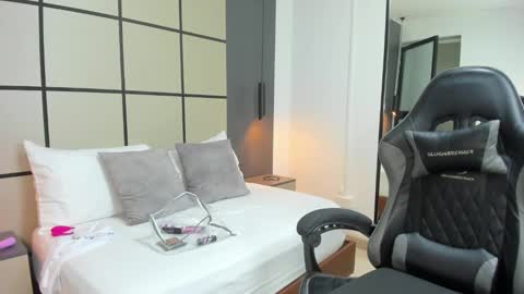 M I A  online show from October 2025 02:37:02 AM