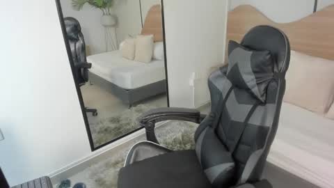 M I A  online show from November 2025 02:45:01 AM