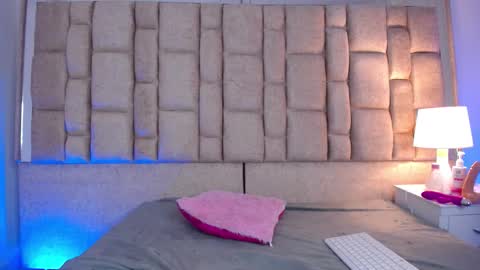 mia_dulc4 online show from November 2025 04:37:02 AM