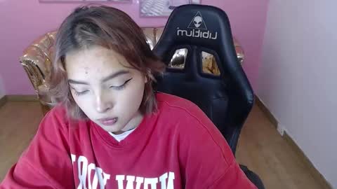 Mia online show from October 2025 12:52:02 PM