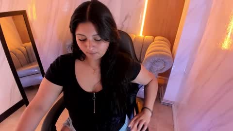 Mia online show from October 2025 08:28:01 PM
