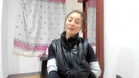 mia kaneee online show from December 2024 09:01:01 PM