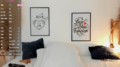 Mia online show from October 2025 01:22:02 PM