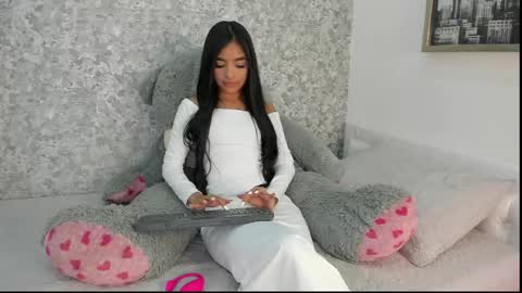 Snapshot of mia_petithe chatting on May 2026 02:07:02 AM Mia online show from May 2026 02:07:02 AM