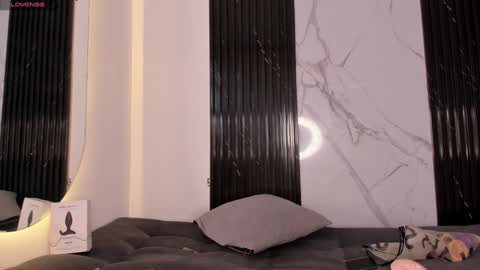 Snapshot of mia_ravenn chatting on December 2024 09:01:01 PM Mia online show from December 2024 09:01:01 PM